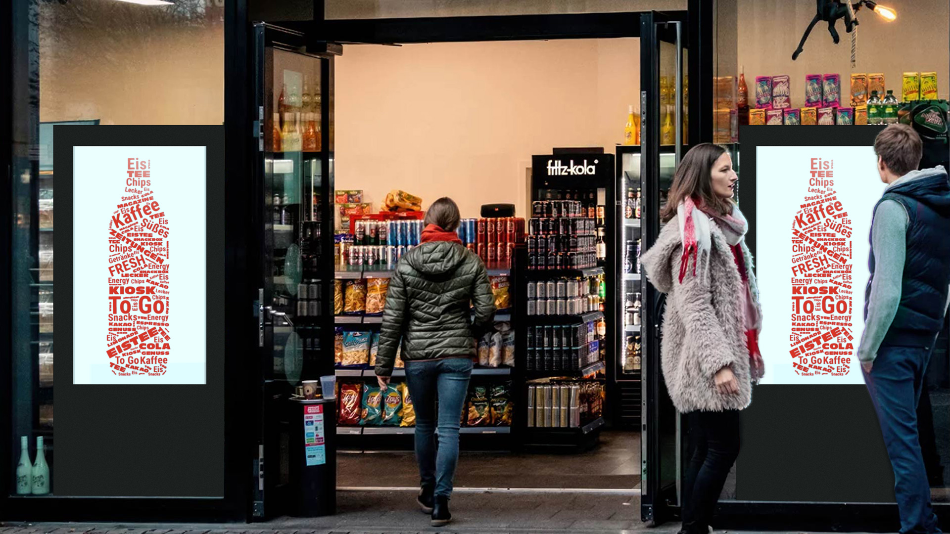 Eine Frau mit brauner Jacke und Kapuze betritt einen hell erleuchteten Kiosk während zwei Frauen mit hellbraunen Haaren und grauen Mänteln sich vor dem Eingang unterhalten